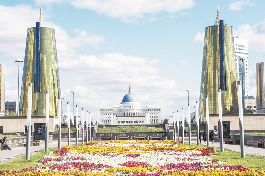 外型酷似宫殿的哈萨克总统府，从落成之日起至今，仍未换过主人。总统府位于阿斯塔纳的中轴线上，两侧金色的建筑为办公室。